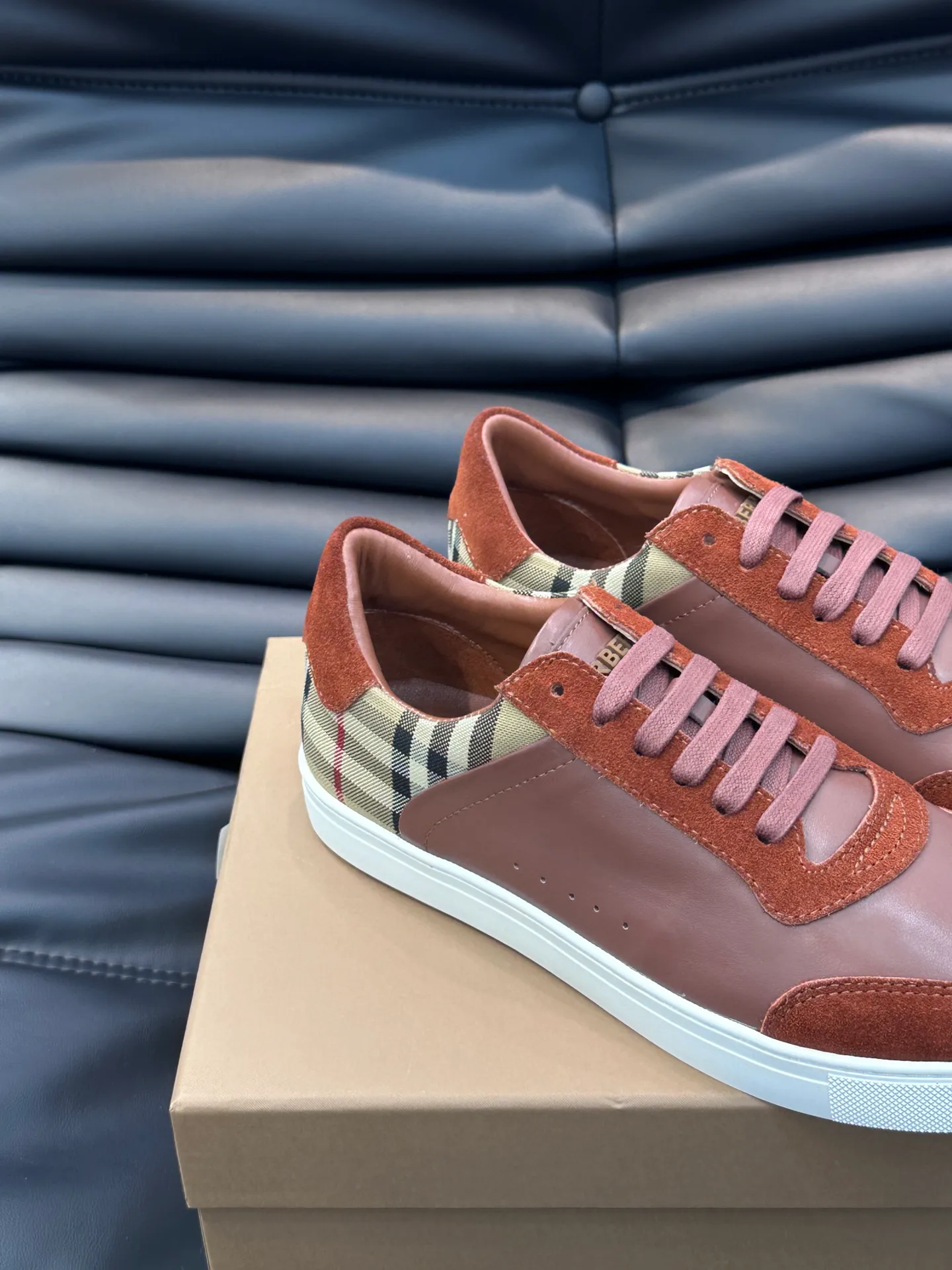 Men's shoes 💰p380 Men's classic low-top sneakers from "burberr*" are reinterpreted with Vintage retro plaid cotton and cowhide materials, and are decorated with a new brand logo. First-layer sheepskin lining, embossed Burberry lettering logo on the heel, T men's shoes 💰pU original outsole! Size: 38-44 (45 46 customized)